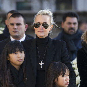 Laeticia Hallyday, ses filles Jade et Joy - Arrivées des personnalités en l'église de La Madeleine pour les obsèques de Johnny Hallyday à Paris. Le 9 décembre 2017