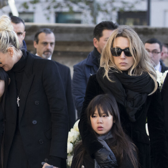 Laeticia Hallyday, ses filles Jade et Joy, Laura Smet et David Hallyday devant le cercueil de Johnny Hallyday - Arrivées des personnalités en l'église de La Madeleine pour les obsèques de Johnny Hallyday à Paris. Le 9 décembre 2017