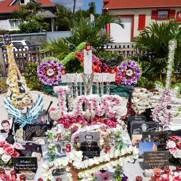 Illustration de la tombe de Johnny Hallyday refleurie pour l'arrivée de Laeticia Hallyday dans le cimetière de Lorient à Saint-Barthélemy. Le 22 juillet 2020