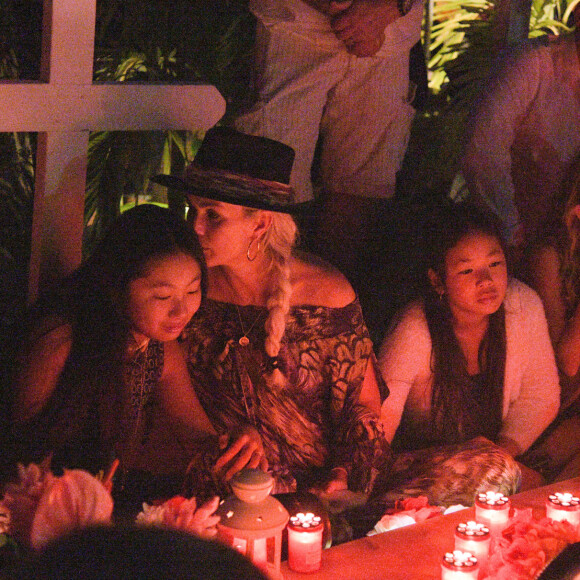 Exclusif - Pour le deuxième anniversaire de la mort de Johnny, Laeticia Hallyday et ses filles Jade et Joy se recueillent une nouvelle fois sur sa tombe au cimetière de Lorient à Saint-Barthélemy, le 6 décembre 2019.