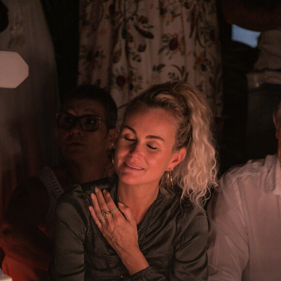 Laeticia Hallyday - Pour le deuxième anniversaire de la mort de Johnny, Laeticia Hallyday et ses filles Jade et Joy se recueillent sur sa tombe au cimetière de Lorient à Saint-Barthélémy le 5 décembre 2019.