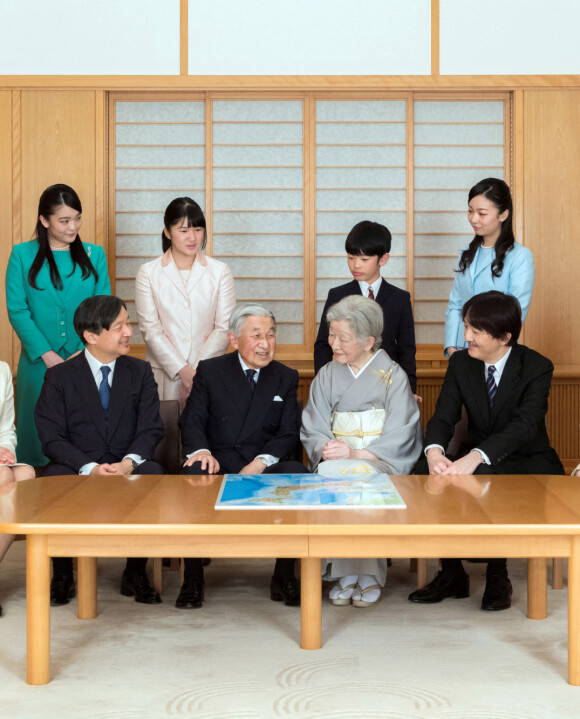 Photo de Nouvel an de la famille impériale du Japon : le prince Naruhito, l'empereur Akihito, l'impératrice Michiko, le prince Akishino et la princesse Kiko, la princesse Mako, la princesse Aiko, le prince Hisahito et la princesse Kako. 2019