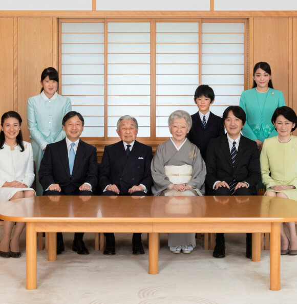L'empereur du Japon Akihito et l'impératrice du Japon Michiko pose avec le prince Naruhito, sa femme la princesse Masako, leur fille la princesse Aiko, le prince Akishino, sa femme la princesse Kiko et leurs enfants la princesse Mako et le prince Hisahito - Photo de la famille impériale du Japon à l'occasion du Nouvel An à Tokyo, Japon, le 31 décembre 2017.
