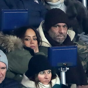 Amel Bent et son mari Patrick Antonelli (DR) dans les tribunes lors du match de Ligue 1 "PSG - OM (3-0)" au Parc des Princes à Paris, le 25 février 2018. 