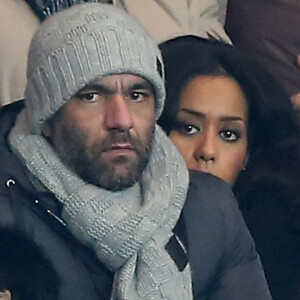 Info - Le mari d'Amel Bent, Patrick Antonelli, suspecté de trafic de permis de conduire vendus à des stars - Exclusif - Amel Bent et son compagnon Patrick assistent au match de Ligue des Champions Psg - Olympiakos Le Piree au Parc des Princes a Paris le 27 novembre 2013.