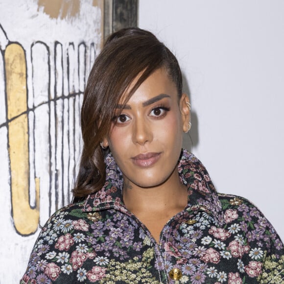 Info - Amel Bent est enceinte de son troisième enfant - Amel Bent au front row du défilé de mode Giambattista Valli lors de la la Fashion Week printemps/été 2022 à Paris, France, le 4 octobre 2021. © Olivier Borde/Bestimage 