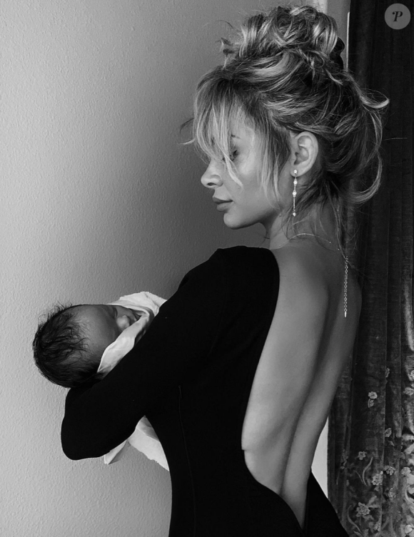 Alyssa Scott, ex-compagne de Nick Cannon, porte leur fils Zen. Juillet 2021.