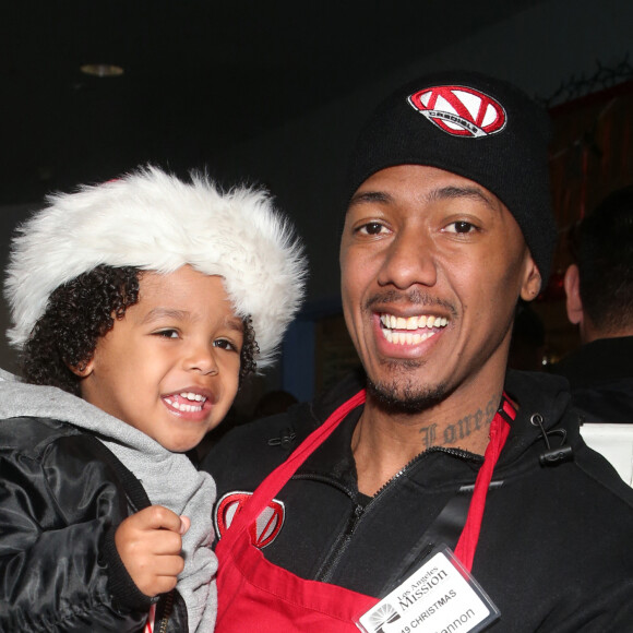 Nick Cannon et son fils Golden Cannon - Les célébrités servent le repas de Noël sur Skid Row à Los Angeles Mission le 23 décembre 2019. © F. S/AdMedia via ZUMA Wire / Bestimage