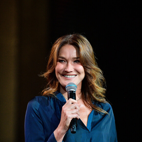 Exclusif - Carla Bruni-Sarkozy - Enregistrement de l'émission "Chantons Aznavour" aux Folies Bergère à Paris, diffusée le 10 décembre à 21h05 sur France 3 © Pierre Perusseau / Bestimage 