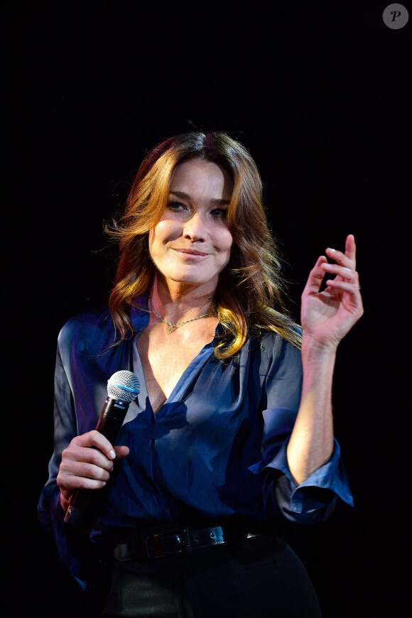 Exclusif - Carla Bruni-Sarkozy - Enregistrement de l'émission "Chantons Aznavour" aux Folies Bergère à Paris, diffusée le 10 décembre à 21h05 sur France 3 © Pierre Perusseau / Bestimage 