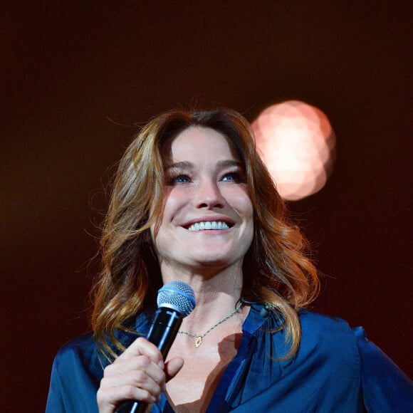 Exclusif - Carla Bruni-Sarkozy - Enregistrement de l'émission "Chantons Aznavour" aux Folies Bergère à Paris, diffusée le 10 décembre à 21h05 sur France 3© Pierre Perusseau / Bestimage 