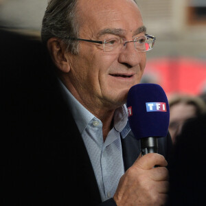 Jean-Pierre Pernaut lors du tournage de l'émission "Votre plus beau marché de France" à Montbrison le 14 juin 2019. © Frédéric Chambert / Panoramic / Bestimage