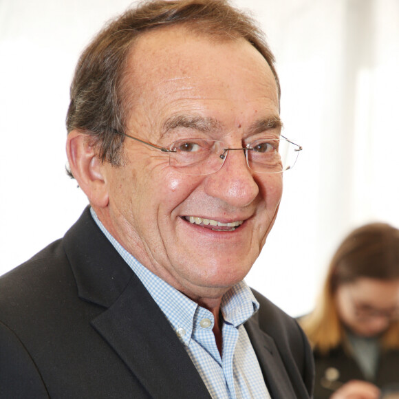 Jean-Pierre Pernaut reçoit le Prix Saint-Roch (Saint Patron des antiquaires) lors de la 96ème édition de la foire de Chatou en France, le 14 mars 2018. © Denis Guignebourg/Bestimage 