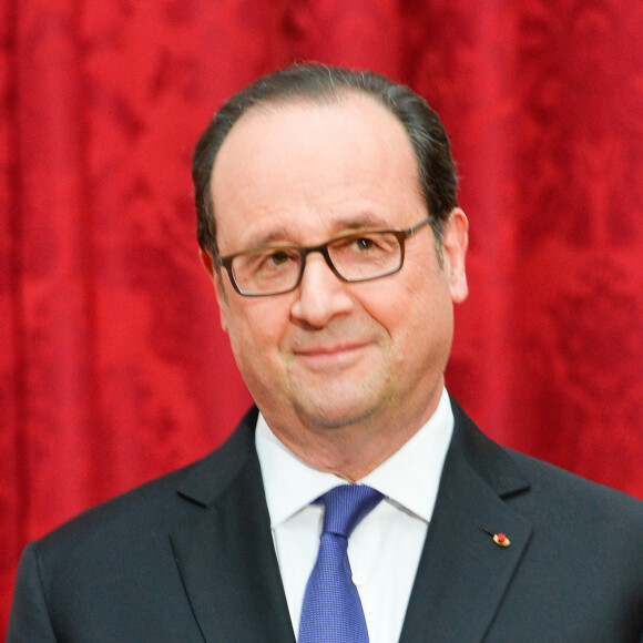 François Hollande, Président de la République Française, lors de l'élévation de Line Renaud au rang de grand-croix de l'ordre national du Mérite, au Palais de l'Elysée à Paris, le 23 mars 2017
