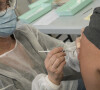 Une infirmière injecte la 3ème dose de rappel anti-covid Pfizer à une dame au centre de vaccination du Palais des Sports de Lyon