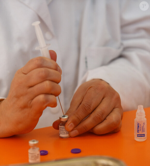 Centre de vaccination local d'Ariana (Farhat Hached Youth Center) à Tunis, Tunisie, le 27 avril 2021. Les gens attendent de recevoir une dose du vaccin Pfizer-BioNTech COVID-19. Les centres de vaccination à travers le pays subissent un afflux d'enregistrements pendant le Ramadan.