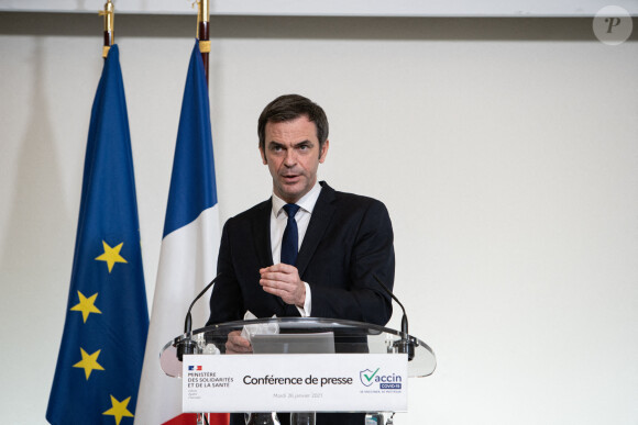 Olivier Véran, ministre de la Santé, et Alain Fischer, président du comité scientifique des vaccins, donnent une conférence de presse sur la campagne de vaccination de la deuxième dose du vaccin Pfizer lors de l'épidémie de Coronavirus (COVID-19). Paris, France, 26 janvier 2021.