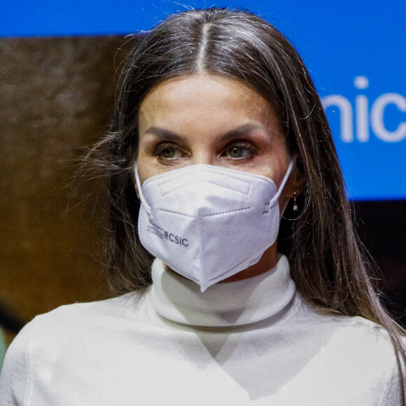 La reine Letizia d'Espagne prononce un discours lors du 75ème anniversaire de l'UNICEF au CaixaForum à Madrid, le 9 décembre 2021.