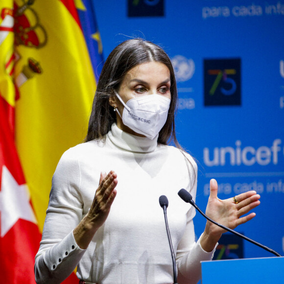 La reine Letizia d'Espagne prononce un discours lors du 75ème anniversaire de l'UNICEF au CaixaForum à Madrid, le 9 décembre 2021.