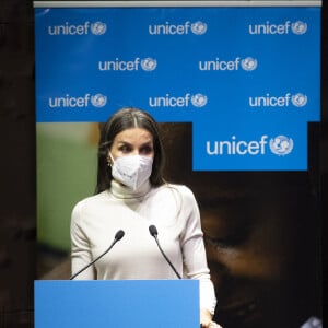 La reine Letizia d'Espagne prononce un discours lors du 75ème anniversaire de l'UNICEF au CaixaForum à Madrid, le 9 décembre 2021.