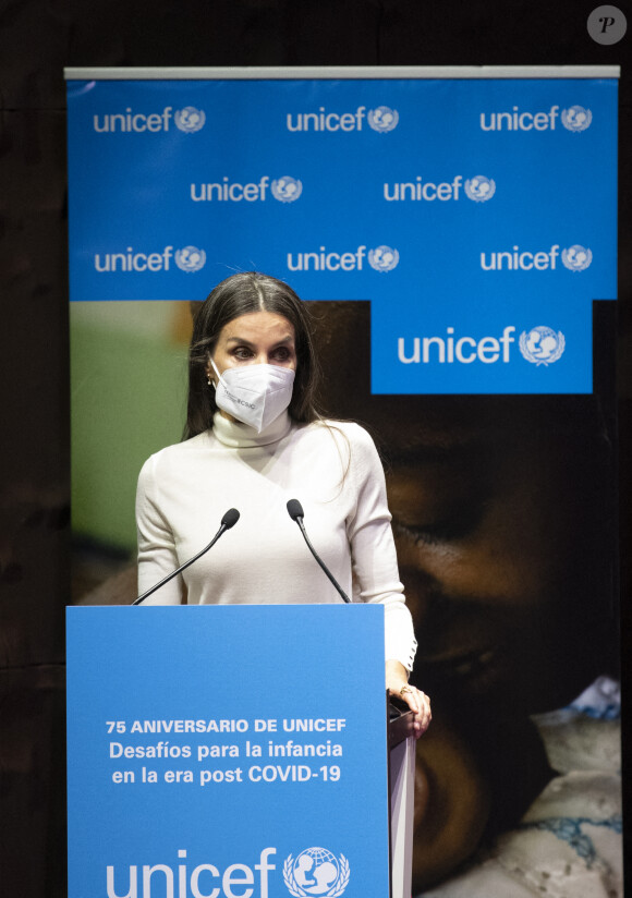 La reine Letizia d'Espagne prononce un discours lors du 75ème anniversaire de l'UNICEF au CaixaForum à Madrid, le 9 décembre 2021.