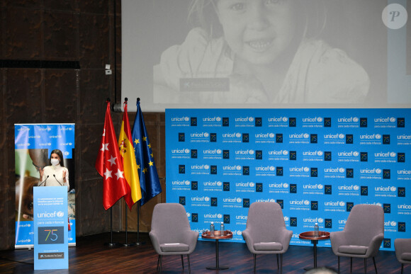 La reine Letizia d'Espagne prononce un discours lors du 75ème anniversaire de l'UNICEF au CaixaForum à Madrid, le 9 décembre 2021.