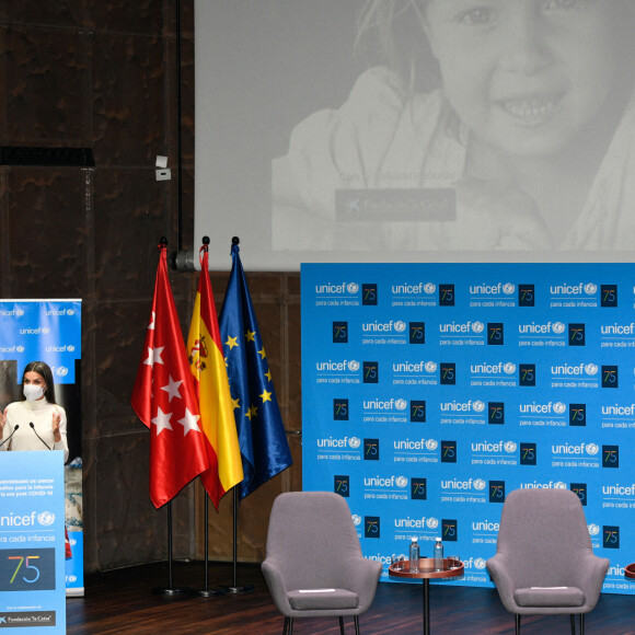 La reine Letizia d'Espagne prononce un discours lors du 75ème anniversaire de l'UNICEF au CaixaForum à Madrid, le 9 décembre 2021.