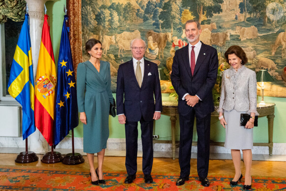 La reine Letizia d'Espagne, la reine Silvia de Suède, le roi Carl Gustav de Suède, le roi Felipe VI d'Espagne lors d'une réception à la résidence de l'ambassadeur d'Espagne à Stockholm à l'occasion d'une visite de deux jours du couple royal d'Espagne en Suède le 25 novembre 2021.