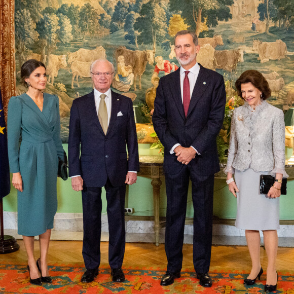 La reine Letizia d'Espagne, la reine Silvia de Suède, le roi Carl Gustav de Suède, le roi Felipe VI d'Espagne lors d'une réception à la résidence de l'ambassadeur d'Espagne à Stockholm à l'occasion d'une visite de deux jours du couple royal d'Espagne en Suède le 25 novembre 2021.
