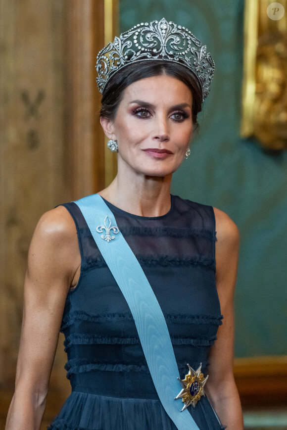 La reine Letizia d'Espagne lors du dîner d'état au palais royal à Stockholm pour la visite en Suède du couple royal d'Espagne le 24 novembre 2021.