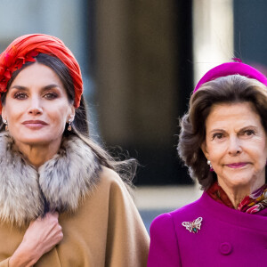 La reine Letizia d'Espagne et la reine Silvia de Suède - Le roi Felipe VI et la reine Letizia d'Espagne, accueillis par le roi Carl XVI Gustav la reine Silvia de Suède à Stockholm dans le cadre de leur visite d'Etat de deux jours. Le 24 novembre 2021.