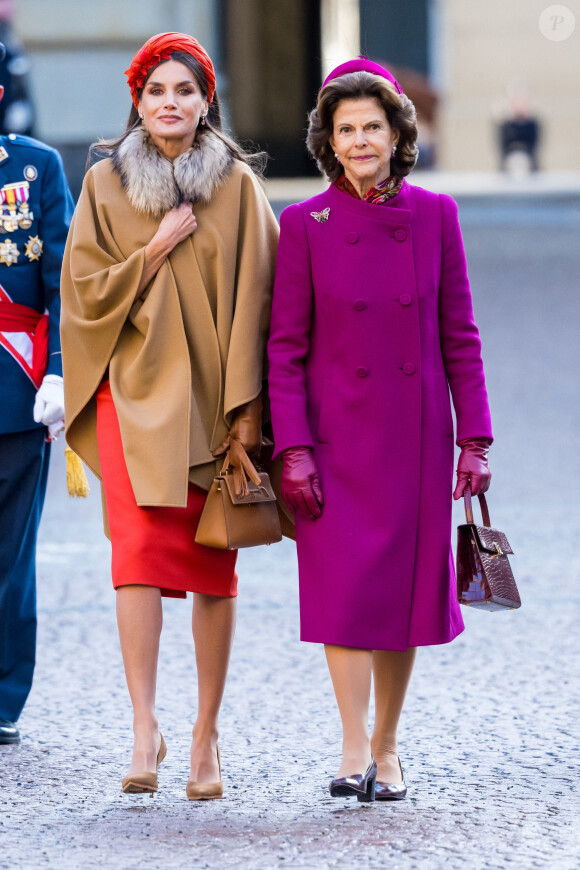 La reine Letizia d'Espagne et la reine Silvia de Suède - Le roi Felipe VI et la reine Letizia d'Espagne, accueillis par le roi Carl XVI Gustav la reine Silvia de Suède à Stockholm dans le cadre de leur visite d'Etat de deux jours. Le 24 novembre 2021.