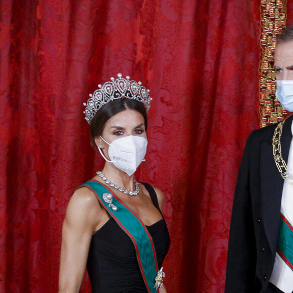 Le roi Felipe VI et la reine Letizia d'Espagne, reçoivent Sergio Mattarella, président de la République italienne et sa femme Laura, pour un dîner de gala au Palais Royal à Madrid, le 16 novembre 2021.