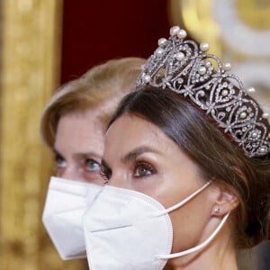 Le roi Felipe VI et la reine Letizia d'Espagne, reçoivent Sergio Mattarella, président de la République italienne et sa femme Laura, pour un dîner de gala au Palais Royal à Madrid, le 16 novembre 2021.