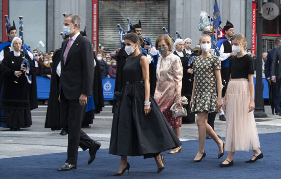 Le roi Felipe V et la reine Letizia d'Espagne, avec la princesse Leonor, princesse des Asturies, l'infante Sofia d'Espagne et la reine Sofia - La famille royale espagnole arrive à la cérémonie de remise des prix de la princesse des Asturies au théâtre Campoamor à Oviedo, Espagne, le 22 octobre 2021