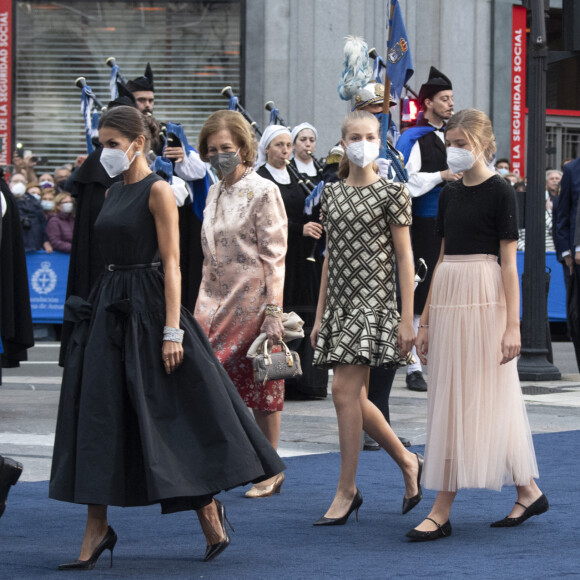 Le roi Felipe V et la reine Letizia d'Espagne, avec la princesse Leonor, princesse des Asturies, l'infante Sofia d'Espagne et la reine Sofia - La famille royale espagnole arrive à la cérémonie de remise des prix de la princesse des Asturies au théâtre Campoamor à Oviedo, Espagne, le 22 octobre 2021