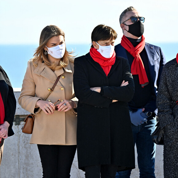 Exclusif - La princesse Stéphanie de Monaco et sa fille Camille Gottlieb participent au déploiement des "Courtepointes" en mémoire des victimes du SIDA, sur le toit du Musée Océanographique de Monaco, le 1er décembre 2021. © Bruno Bébert / PRM / Bestimage