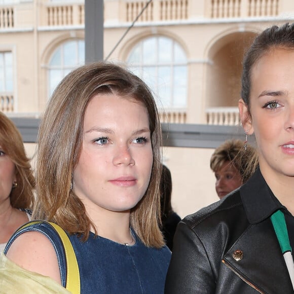 Camille Gottlieb et sa demi soeur Pauline Ducruet - Défilé Croisière Louis Vuitton sur la place du Palais Princier à Monte Carlo, Monaco, le 17 mai 2014.