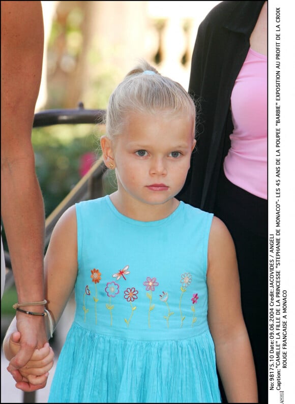 Camille Gottlieb, la fille de la princesse Stéphanie de Monaco, aux 45 ans de l'exposition Barbie à Monaco, en 2004.