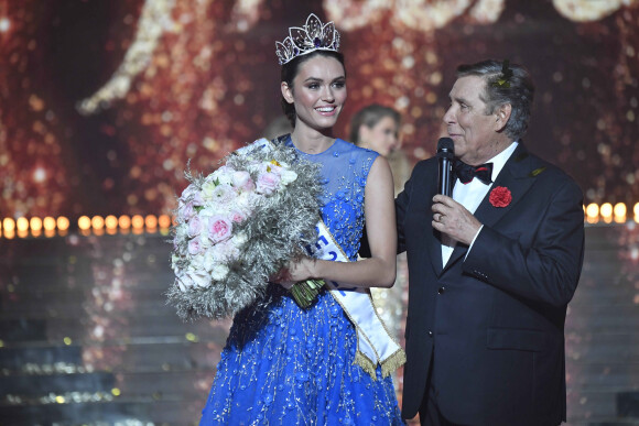 Diane Leyre élue Miss France 2022 : Miss Île-de-France 2021 couronnée. Le 11 décembre 2021.