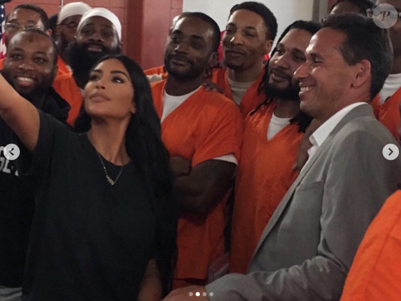 Mme Kardashian-West (38 ans) a publié une série de photos avec des détenus d'un établissement de Washington DC (juillet 2019).