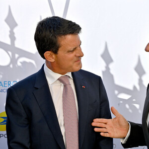 Manuel Valls et Nicolas Sarkozy lors des Entretiens de Nice organisés par le quotidien régional Nice-Matin qui ont eu lieu au Centre Universitaire Méditerranéen, le 15 octobre 2021