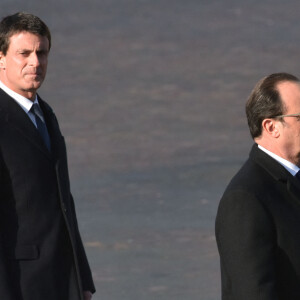 Le premier ministre Manuel Valls et le président de la République François Hollande lors de la cérémonie de commémoration du 98ème anniversaire de l'armistice de la première guerre mondiale à l'Arc de Triomphe à Paris le 11 novembre 2016.