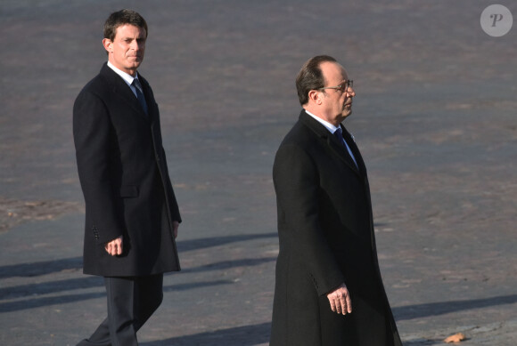 Le premier ministre Manuel Valls et le président de la République François Hollande lors de la cérémonie de commémoration du 98ème anniversaire de l'armistice de la première guerre mondiale à l'Arc de Triomphe à Paris le 11 novembre 2016.