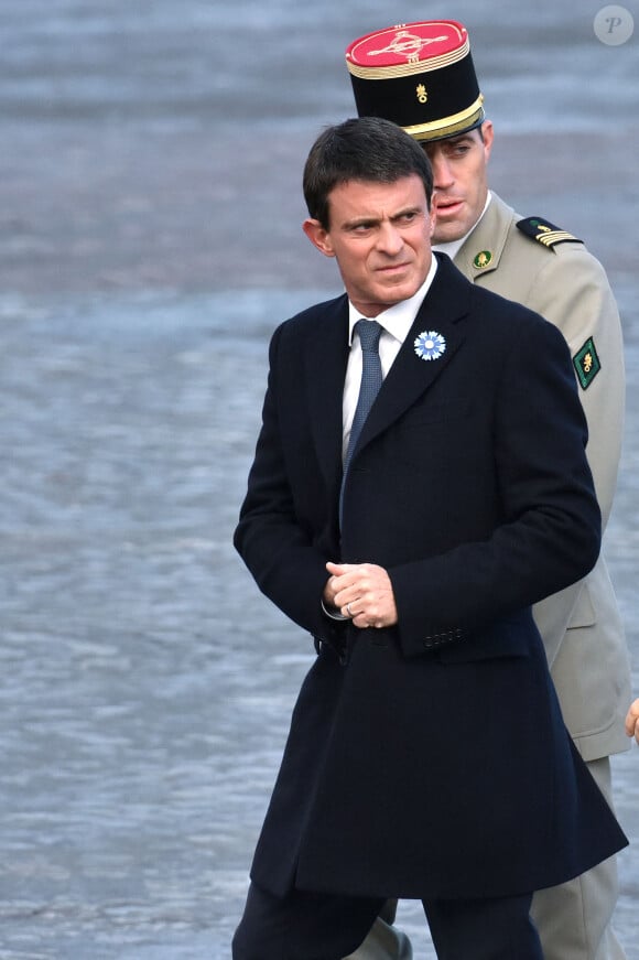 Manuel Valls lors de la cérémonie de commémoration du 98ème anniversaire de l'armistice de la première guerre mondiale à l'Arc de Triomphe à Paris le 11 novembre 2016.