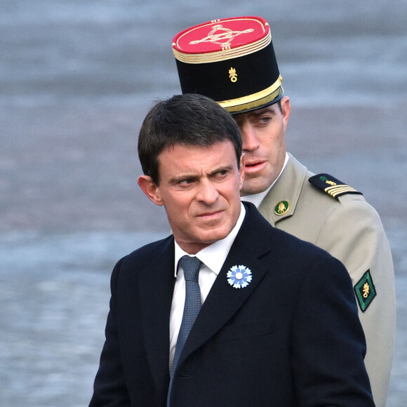 Manuel Valls lors de la cérémonie de commémoration du 98ème anniversaire de l'armistice de la première guerre mondiale à l'Arc de Triomphe à Paris le 11 novembre 2016.