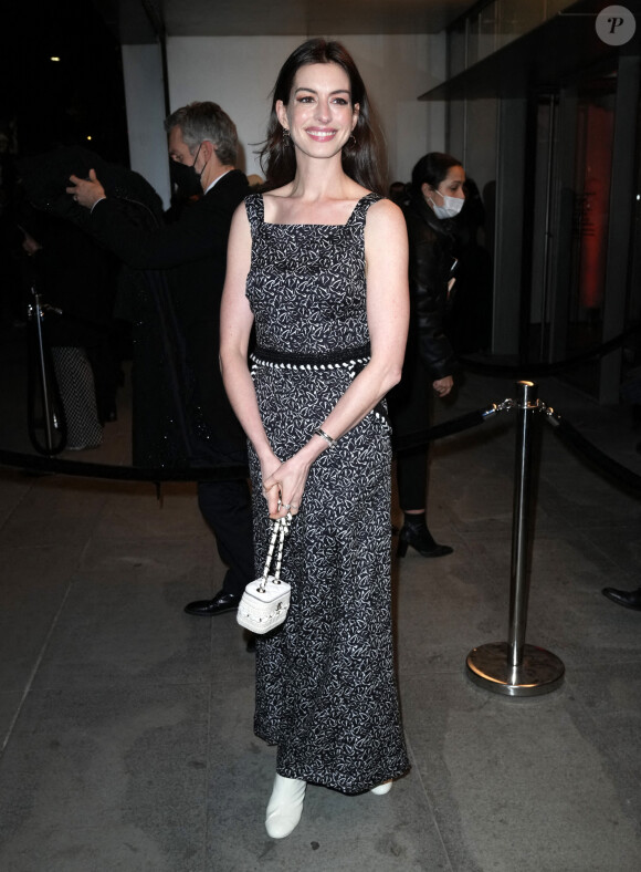 Anne Hathaway a assisté à la 14e édition de la soirée caritative du MoMA (Musée d'Art Moderne) de New York, en l'honneur de Penélope Cruz. New York, le 14 décembre 2021.