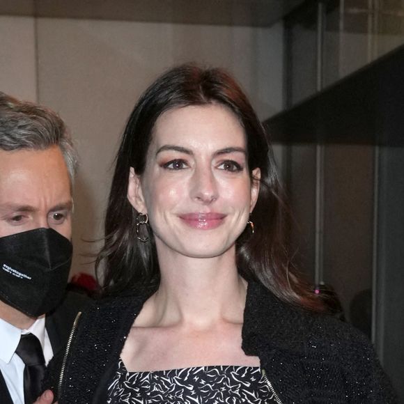 Anne Hathway et son mari Adam Shulman ont assisté à la 14e édition de la soirée caritative du MoMA (Musée d'Art Moderne) de New York, en l'honneur de Penélope Cruz. New York, le 14 décembre 2021.