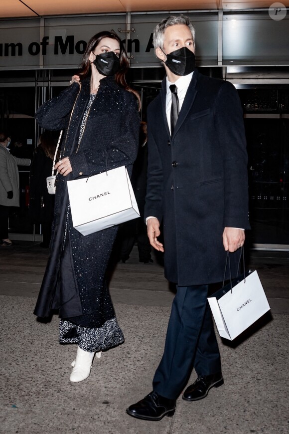 Anne Hathway et son mari Adam Shulman ont assisté à la 14e édition de la soirée caritative du MoMA (Musée d'Art Moderne) de New York, en l'honneur de Penélope Cruz. New York, le 14 décembre 2021.