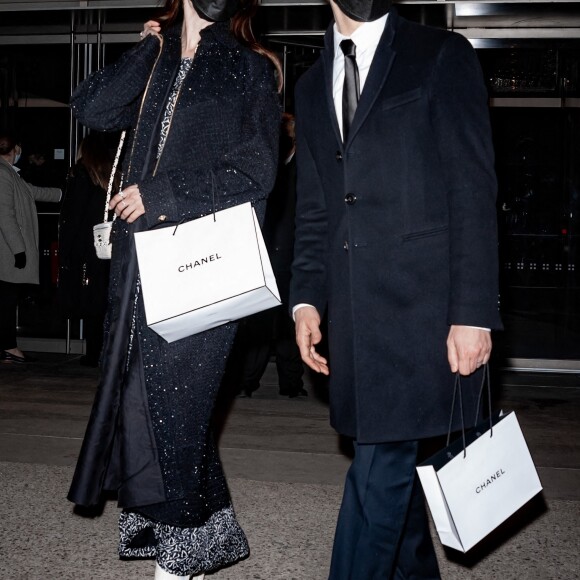 Anne Hathway et son mari Adam Shulman ont assisté à la 14e édition de la soirée caritative du MoMA (Musée d'Art Moderne) de New York, en l'honneur de Penélope Cruz. New York, le 14 décembre 2021.